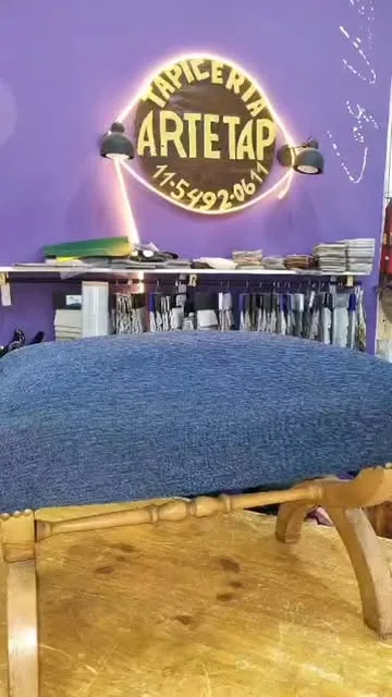 Banqueta de madera torneada con asiento tapizado en tela azul