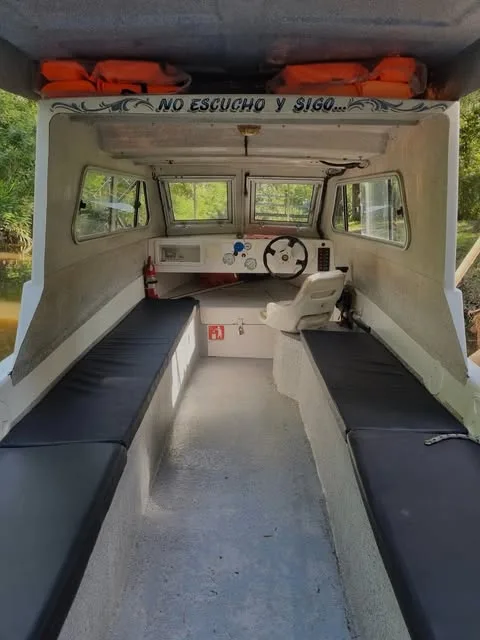 Interior de una lancha con bancos tapizados en negro