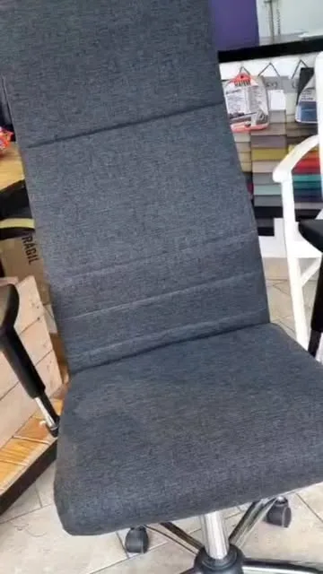 Silla de oficina con respaldo alto tapizada en tela gris oscura