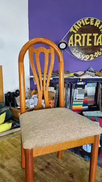 Silla de madera con asiento nuevo tapizado en tela beige